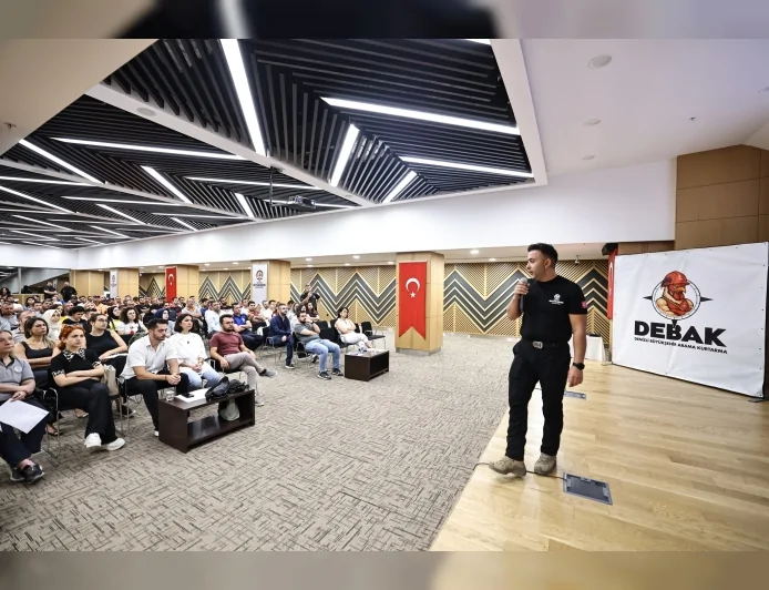 Denizli Büyükşehir Belediyesi DEBAK ekibi afetlere hazırlık için gönüllü personelle buluştu