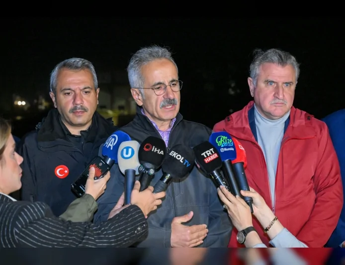 Ulaştırma ve Altyapı Bakanı Abdulkadir Uraloğlu: "Ardeşen-Çamlıhemşin yolunda hasarlar var, tek şeritten ulaşım sağlanıyor"