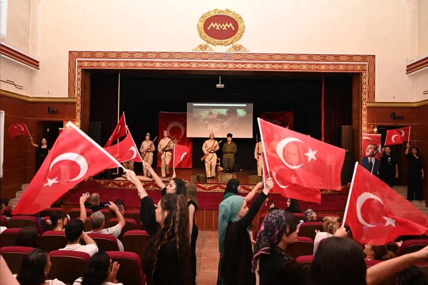 Mamak’ta 30 Ağustos Zafer Bayramı tiyatro, konser ve film gösterimiyle kutlandı