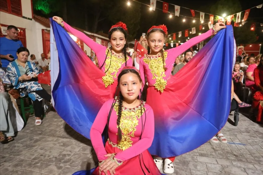 Kepez’de 2. Uluslararası Kültür Festivali farklı ülkelerden dans ve müzik gösterileriyle renkli anlara sahne oldu