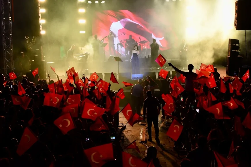 Tuğba Yurt Fethiye’de 30 Ağustos Zafer Bayramı konseriyle binlerce kişiyi coşturdu