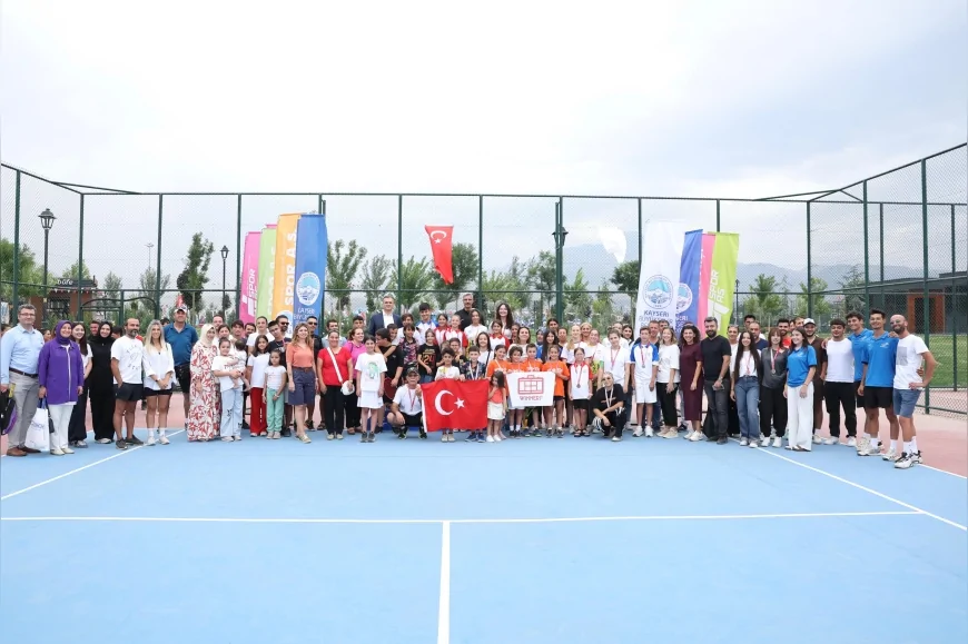 Kayseri’de 30 Ağustos Zafer Bayramı Tenis Turnuvası büyük coşkuyla tamamlandı