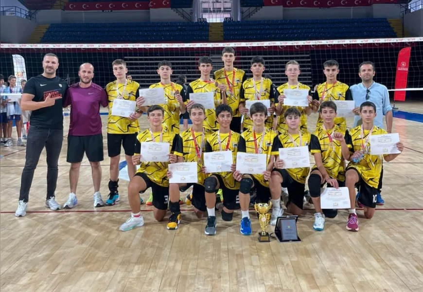 Manisa Erkek Voleybol Takımı Mersin’i 3-0 Yenerek Anadolu Yıldızlar Ligi Türkiye Şampiyonu Oldu