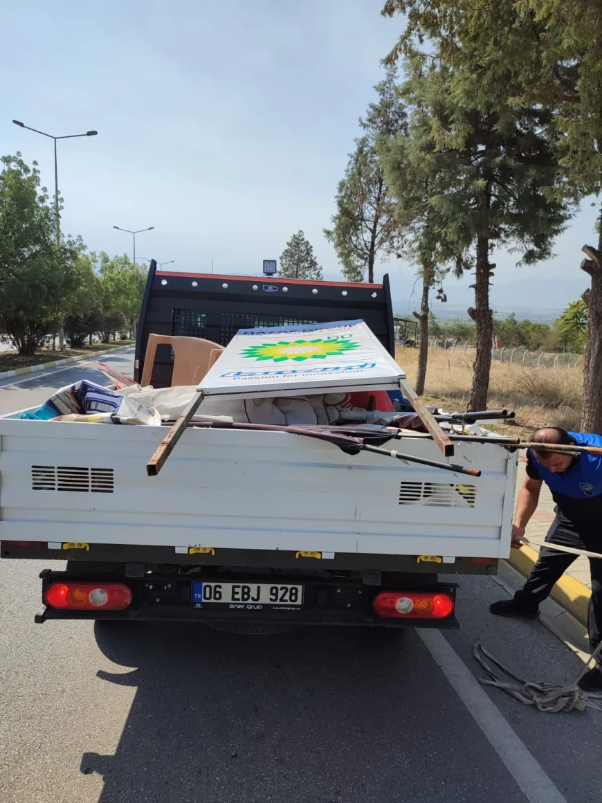 Pamukkale yolunda izinsiz tabela ve afişlere müdahale, görüntü kirliliği temizlendi