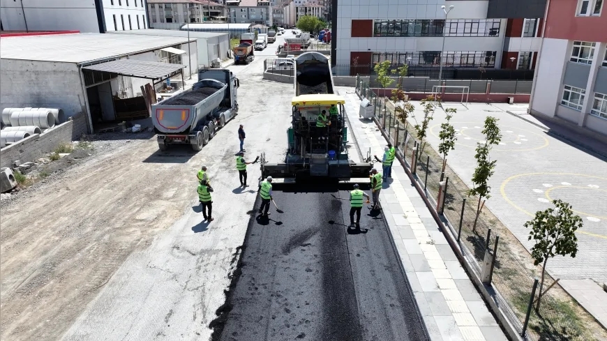 Gölbaşı Belediyesi ilçede yol yenileme ve altyapı çalışmalarını gece gündüz sürdürüyor