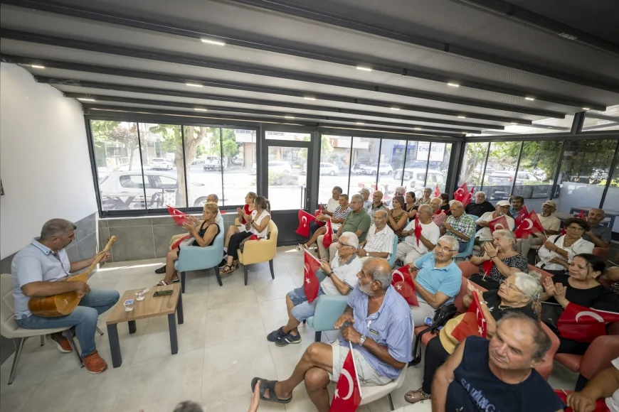 Erdemli Emekli Evi’nde 30 Ağustos için düzenlenen türkü konseri emeklileri bir araya getirdi!