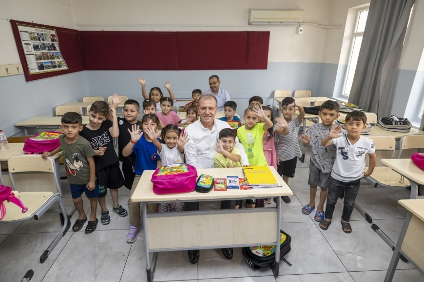 Vahap Seçer: “5 yılda çocuklarımıza 93 bin 550 adet çanta hediye ettik”
