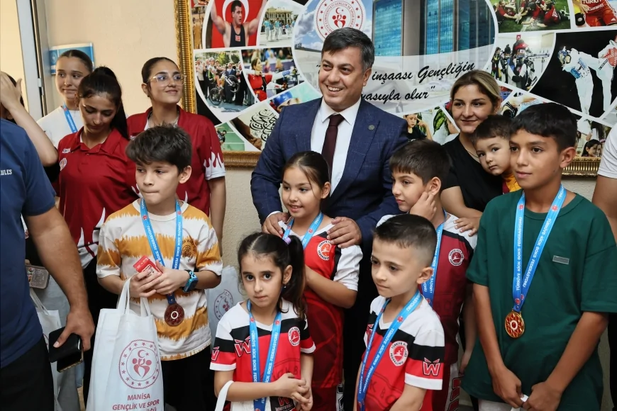 Manisa Gençlik ve Spor İl Müdürü Yunus Öztürk, şampiyonalarda başarı kazanan kick boks sporcularını ödüllerle onurlandırdı