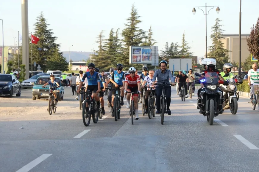 İnegöl’de “Zaferden Kurtuluşa” bisiklet turu yüzlerce kişiyi bir araya getirdi