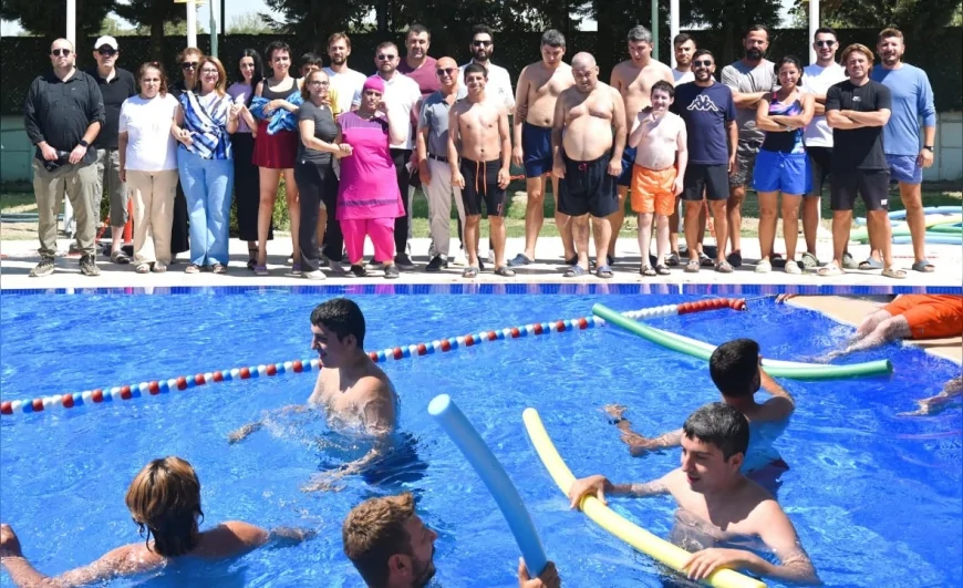 Yunusemre’de özel bireyler yüzme etkinliğinde buluştu, aileler mutluluğa ortak oldu!