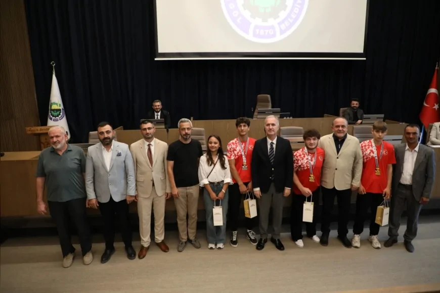 Avrupa şampiyonu İnegöllü sporcular ve konservatuvar birincisi öğrenci belediye meclisinde onurlandırıldı
