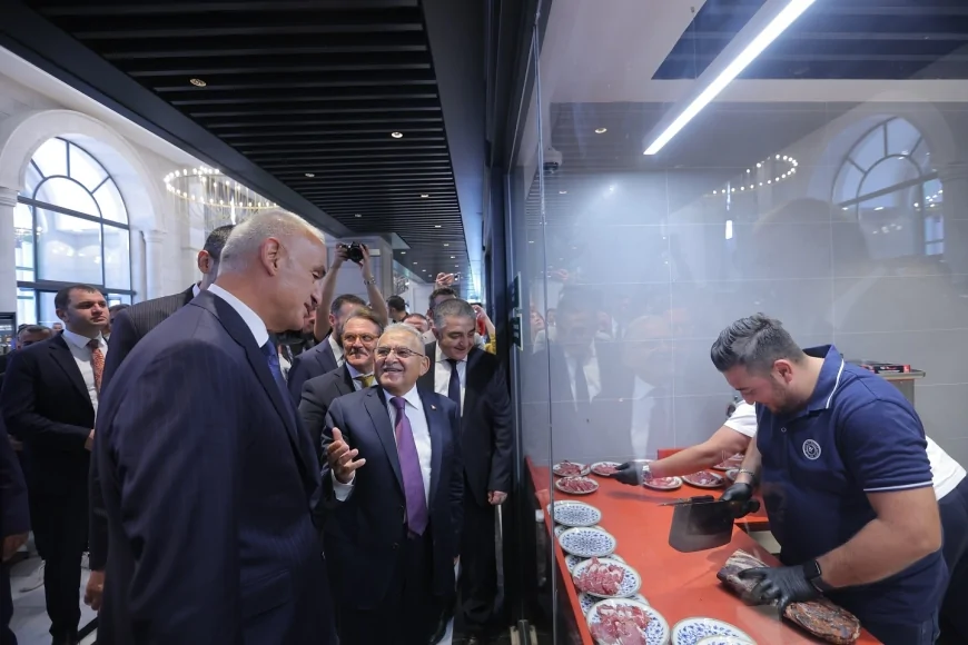 Büyükkılıç, Bakan Ersoy ve Elitaş ile Kayseri’de Mutfak Sanatları Merkezi ve Picasso Sergisini Gezdi
