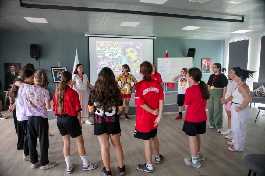 Güzelbahçe Belediyesi Kız Futbol Takımı’na iletişim ve toplumsal cinsiyet eşitliği eğitimi verildi