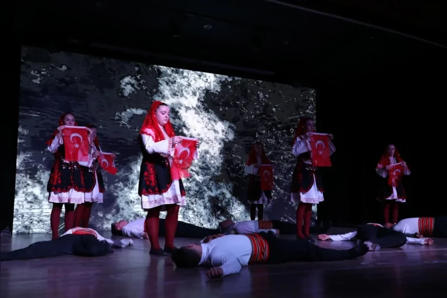 İnegöl’de kurtuluşun 103. yılı halk dansları müzikaliyle sahnelendi