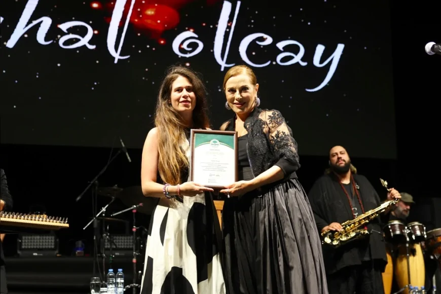 Çeşme Festivali 25 yıl aradan sonra yeniden başladı, Zuhal Olcay konseriyle ilk gün coşkusu zirveye çıktı
