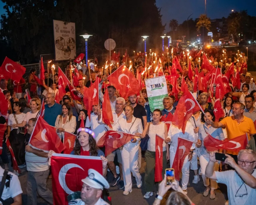 Kuşadası’nda kurtuluşun 103’üncü yılı fener alayı ve Anadolu Ateşi gösterisiyle kutlandı