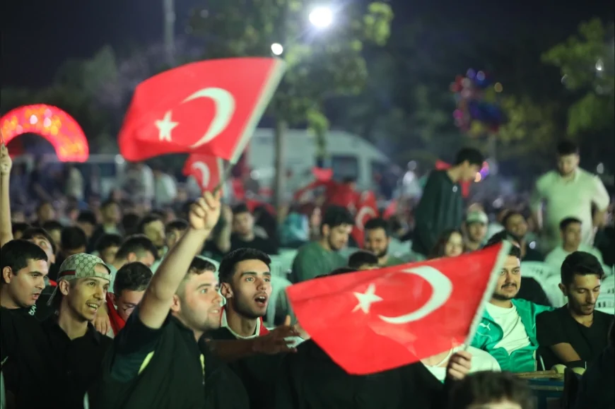 Bursa’da milli heyecan ve Bursaspor maçı dev ekrana yansıtıldı, Hüdavendigar Kent Parkı’nda taraftarlar coşkuyla buluştu