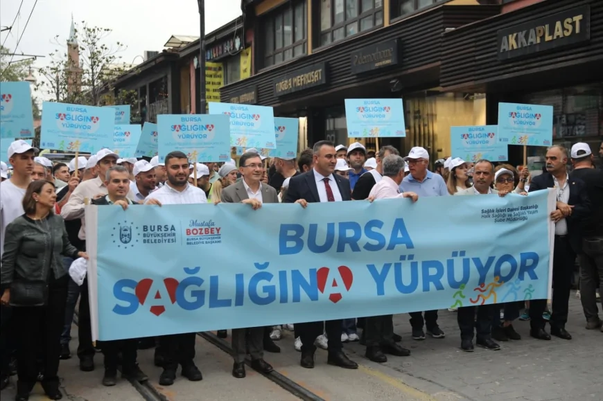 Bursa’da Halk Sağlığı Haftası kapsamında düzenlenen yürüyüşe vatandaşlar yoğun ilgi gösterdi