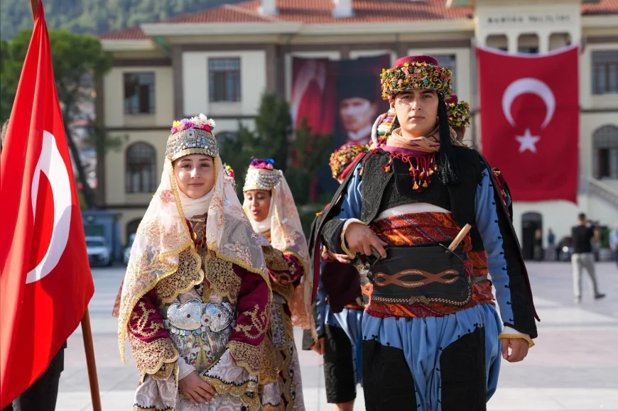 Manisa’nın kurtuluşunun 103’üncü yılı Cumhuriyet Meydanı’nda törenle kutlandı