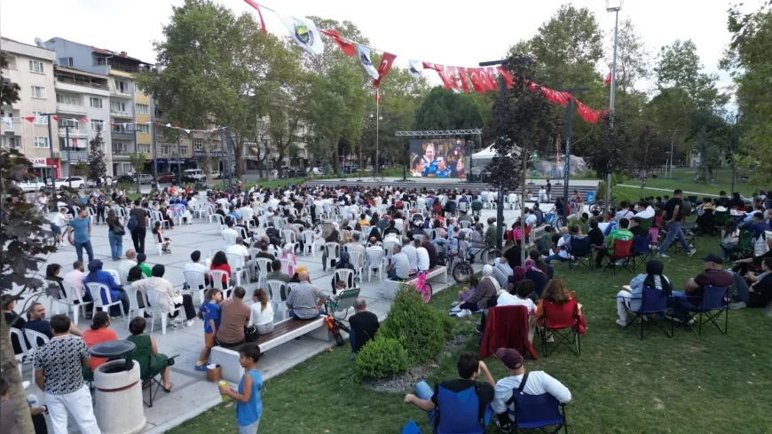 İnegöl’de milli maç heyecanı: Filenin sultanları ve futbol milli takımına dev ekranda coşkulu destek