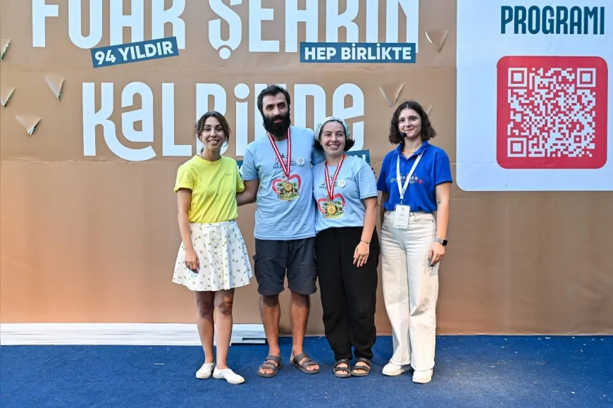 İzmir Enternasyonal Fuarı’nda Hazine Avı yarışması tamamlandı, kazananlar adına fidan bağışı yapıldı