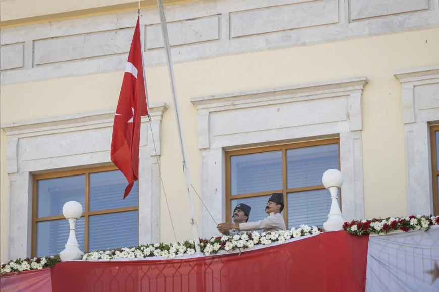 İzmir’in kurtuluşunun 103. yılında Konak Meydanı’nda temsili bayrak töreni büyük coşkuya sahne oldu