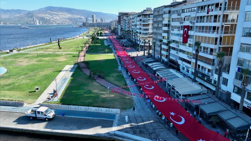 İzmir’in kurtuluşunun 103. yılı Zafer Yürüyüşü ile başladı, 350 metrelik Türk bayrağı taşındı