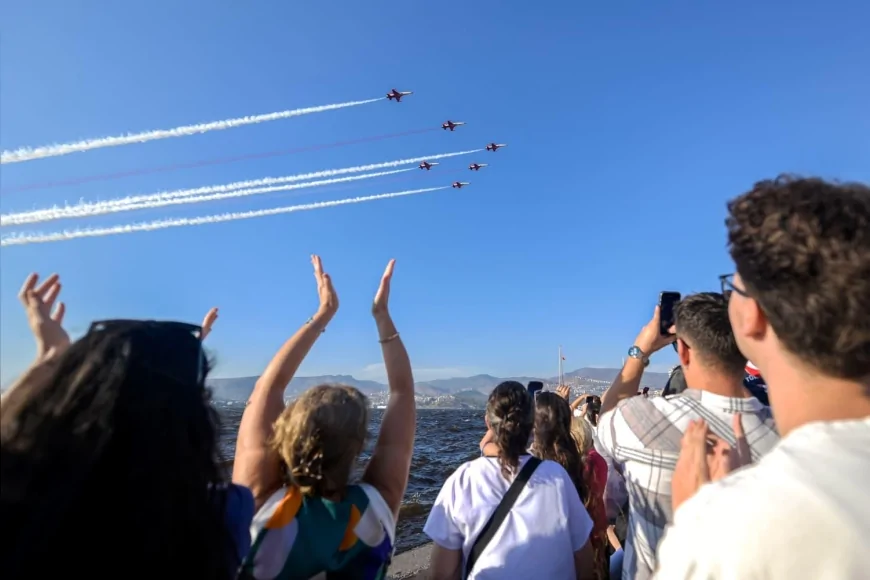 İzmir’in kurtuluşunun 103’üncü yılı Türk Yıldızları ve Solo Türk gösterileriyle kutlandı