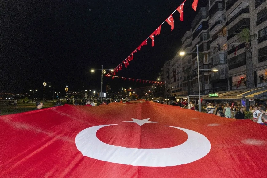 İzmir’in kurtuluşunun 103. yılı fener alayıyla kutlandı, şehitler için sessiz yürüyüş yapıldı