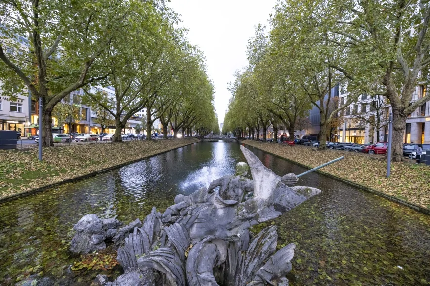 Düsseldorf’un ünlü Königsallee’sinde sonbahar manzarası ziyaretçileri büyüledi