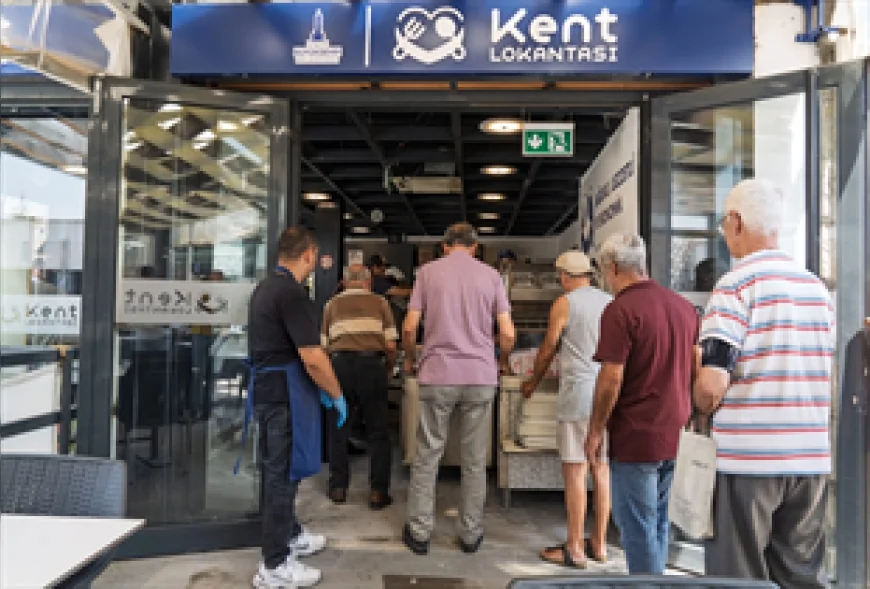 İzmir’de Kent Lokantaları dört çeşit yemeği 50 TL’den sunarak 500 bin menüyle vatandaşın bütçesine nefes oldu