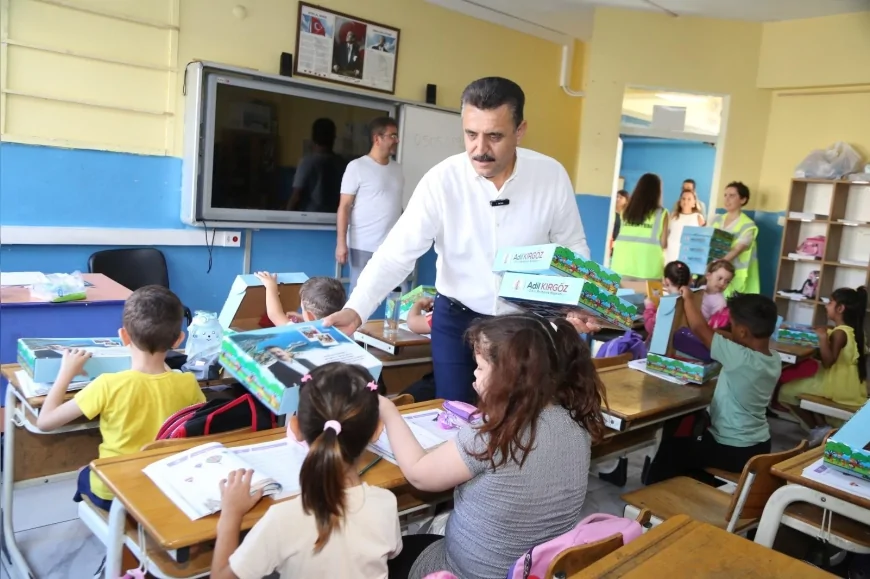 Dikili Belediyesi ilkokul birinci sınıf öğrencilerine eğitim seti desteği sağladı