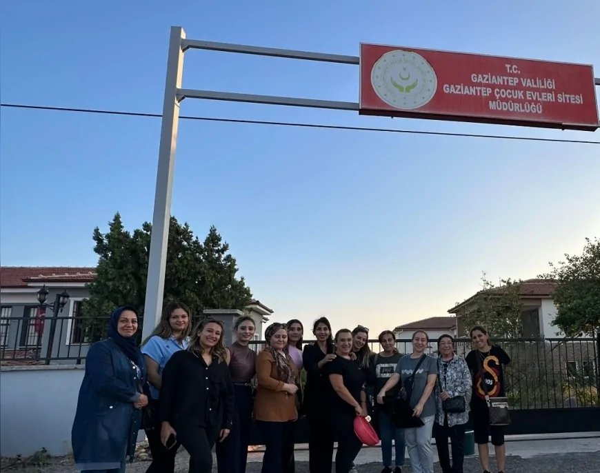 Gaziantepli Eğitimci Cansu Karabacak ve Arkadaşlarından Çocuk Evlerine Anlamlı Ziyaret: “Anne Eli Değmiş Pastalarla Geldik”