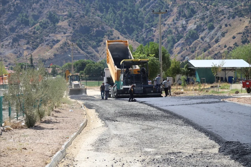 Eskişehir Büyükşehir Belediyesi Sarıcakaya’da 1 kilometrelik yolu sıcak asfaltla yeniliyor