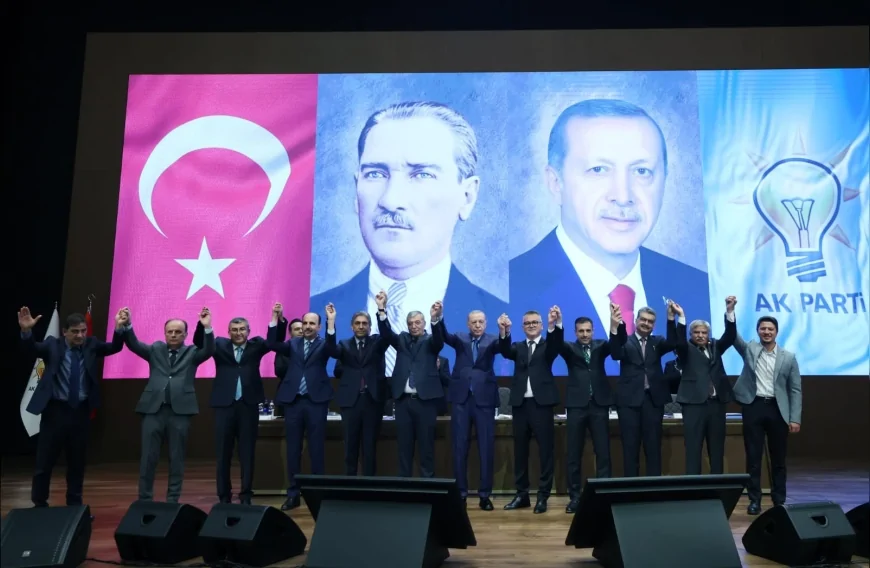 Seydişehir ve Emirgazi belediye başkanları AK Parti’ye geçti, rozetleri Erdoğan taktı