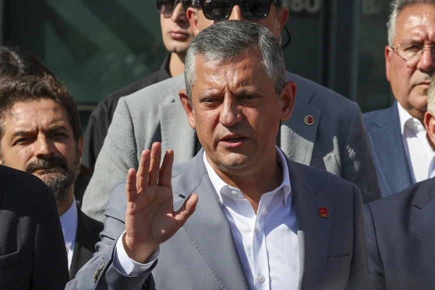 CHP Genel Başkanı Özgür Özel İstanbul’daki çalışma ofisinde basın açıklaması yaptı