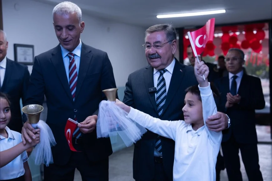 Gölbaşı’nda 2025-2026 eğitim yılı başladı, Başkan Yakup Odabaşı öğrencilerle ilk ders zilini çaldı