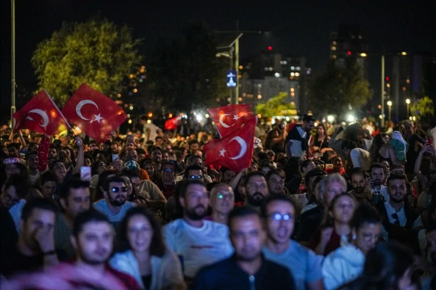 12 Dev Adam Avrupa ikincisi oldu, İzmir’de binler dev ekranda final coşkusunu yaşadı