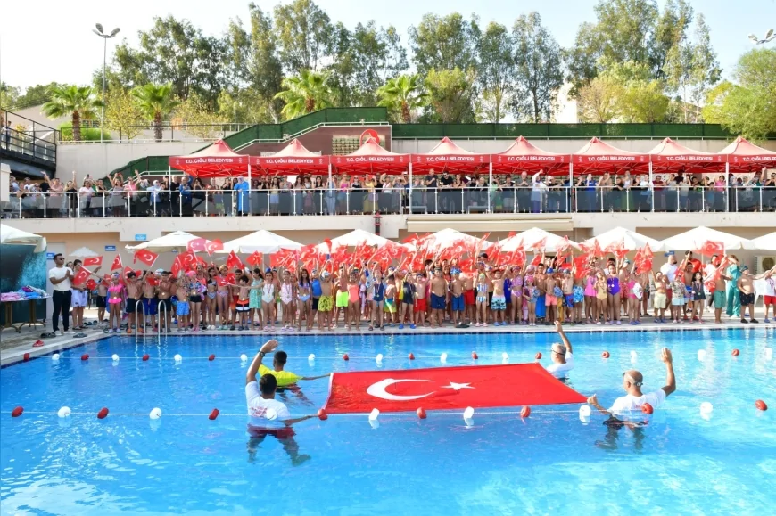 Çiğli Belediyesi yüzme kursunu şenlikle tamamladı, tüm kursiyerlere madalya verildi