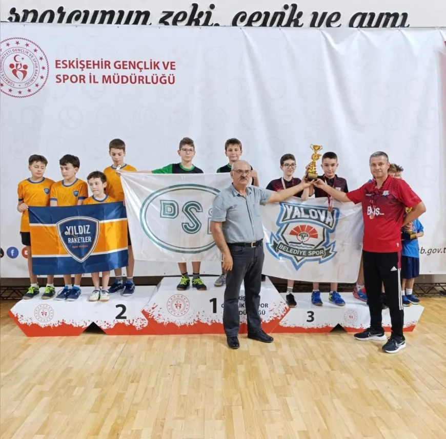 Yalova Belediyespor masa tenisinde 3 madalya kazandı, takım müsabakalarında kürsüye çıktı
