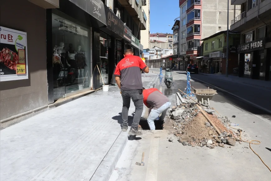 Ünye’nin en işlek caddesi Saray Caddesi’nde kaldırımlar yenileniyor