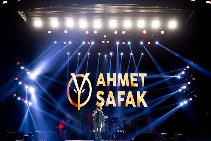 Başkan Büyükkılıç, Ahmet Şafak konserinde Kayserililerle coşkuya ortak oldu