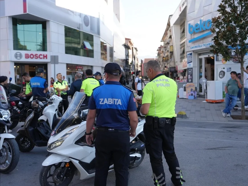 Düzce’de İstanbul Caddesi’nde motosiklet denetimi: Kurallara uymayan sürücülere cezai işlem uygulandı