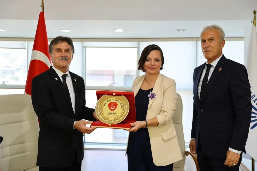 TEMAD, Karabağlar Belediye Başkanı Helil Kınay’a onursal üyelik beratı takdim etti