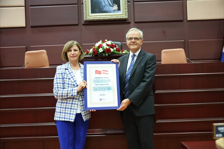 Prof. Dr. Reinhard Resch’e Eskişehir Büyükşehir Belediyesi’nden Fahri Hemşehrilik Beratı