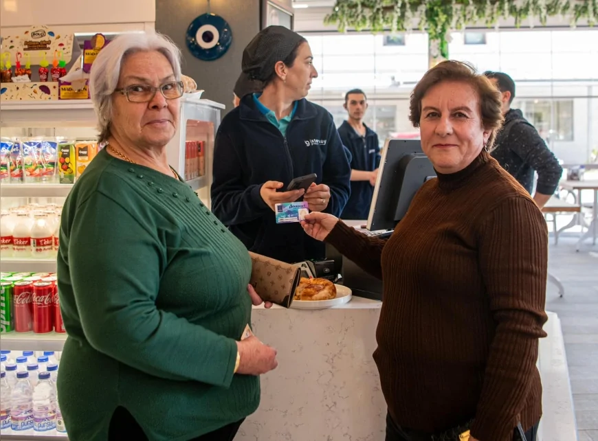 Kuşadası’nda 20 ayda 53 bini aşkın kişiye ulaşan Adalı Kart indirim ağı genişliyor