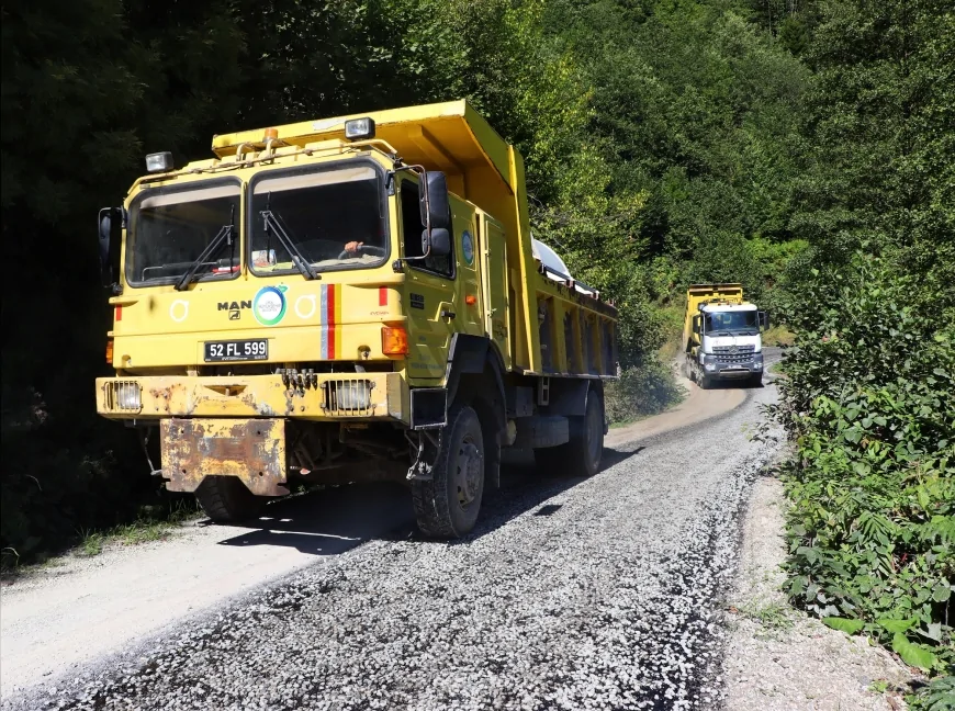 Kabadüz Yakuşdibi Mahallesi Köknar Sokak’ta 2,1 kilometrelik yol asfaltlanarak ulaşım kolaylaştı