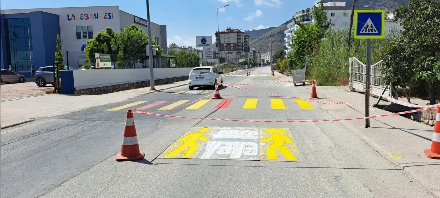 Antalya Büyükşehir’den Finike Dağbağ Mahallesi’ne 5 kilometrelik asfalt ve güvenli yaya geçidi düzenlemesi