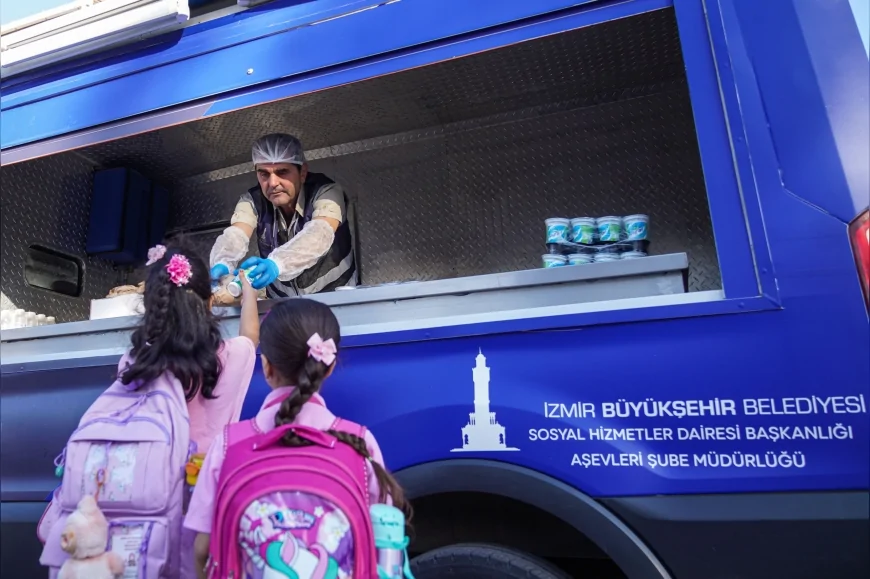 İzmir’de ilkokul öğrencilerine günlük 2 bin beslenme paketi dağıtımı sürüyor