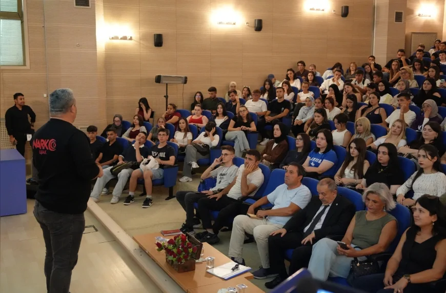 Uşak Üniversitesi’nde öğrencilere bağımlılıkla mücadele anlatıldı: Uyuşturucudan dijital alışkanlıklara uyarılar yapıldı